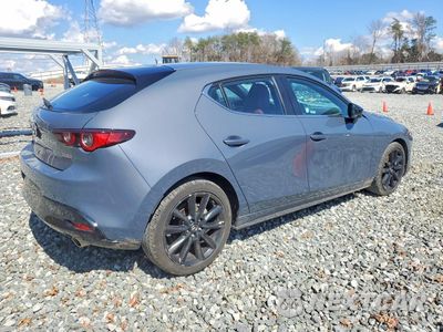 Trzecie zdjęcie samochodu z tyłu: 2024 MAZDA 3 PREFERRED VIN:JM1BPBLM6R1710087 - miniatura