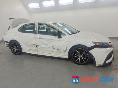 Czwarte zdjęcie samochodu z boku: 2022 TOYOTA CAMRY HYBRID SE VIN:4T1S31AK6NU586625 - miniatura