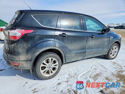 Trzecie zdjęcie samochodu z tyłu: 2017 FORD ESCAPE SE VIN:1FMCU9GD0HUE10974 - miniatura