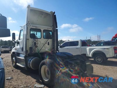 Trzecie zdjęcie samochodu z tyłu: 2016 FREIGHTLINER CASCADIA 125 SEMI TRUCK VIN:1FUBGEDV3GLHC5647 - miniatura