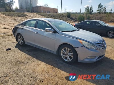 Czwarte zdjęcie samochodu z boku: 2013 HYUNDAI SONATA LIMITED VIN:5NPEC4AC8DH601940 - miniatura