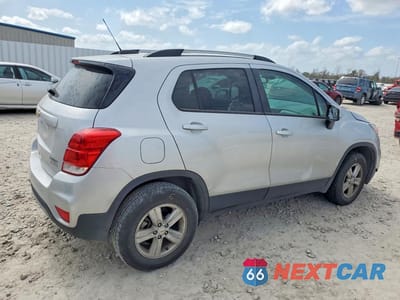 Trzecie zdjęcie samochodu z tyłu: 2021 CHEVROLET TRAX 1LT VIN:KL7CJPSB8MB326590 - miniatura