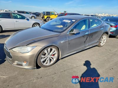 2015 TESLA MODEL S 5YJSA1E40FF114985 - główne zdjęcie licytacji z USA - miniatura