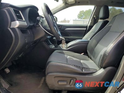 Zdjęcie 7 z 12 samochodu: 2016 TOYOTA HIGHLANDER LE VIN:5TDBKRFH7GS337812 - miniatura