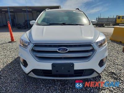 Piąte zdjęcie samochodu w środku: 2018 FORD ESCAPE SE VIN:1FMCU9GD4JUB45305 - miniatura