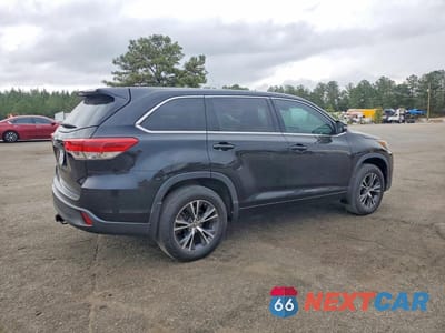 Trzecie zdjęcie samochodu z tyłu: 2018 TOYOTA HIGHLANDER LE VIN:5TDZARFHXJS037206 - miniatura
