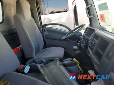 Piąte zdjęcie samochodu w środku: 2018 ISUZU NPR VIN:JALB4W178J7F00252 - miniatura