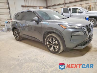 Czwarte zdjęcie samochodu z boku: 2022 NISSAN ROGUE SV VIN:5N1BT3BA1NC686624 - miniatura