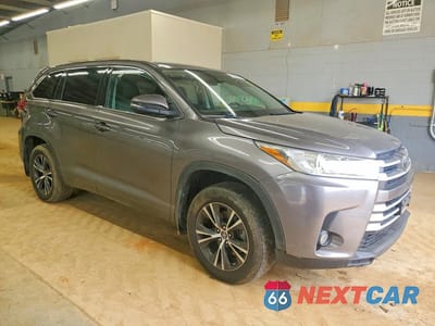 Czwarte zdjęcie samochodu z boku: 2018 TOYOTA HIGHLANDER LE PLUS VIN:5TDBZRFH2JS908688 - miniatura