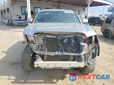 Piąte zdjęcie samochodu w środku: 2017 TOYOTA TACOMA TRD OFF-ROAD VIN:3TMCZ5AN0HM090740 - miniatura