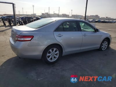 Trzecie zdjęcie samochodu z tyłu: 2010 TOYOTA CAMRY LE VIN:4T1BF3EK0AU080215 - miniatura