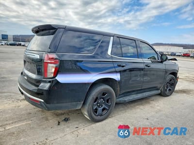 Trzecie zdjęcie samochodu z tyłu: 2022 CHEVROLET TAHOE C1500 VIN:1GNSCLED2NR245504 - miniatura