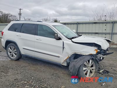 Czwarte zdjęcie samochodu z boku: 2013 JEEP GRAND CHEROKEE LAREDO VIN:1C4RJFAG2DC633283 - miniatura