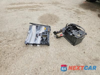 Zdjęcie 12 z 13 samochodu: 2003 MERCURY GRAND MARQUIS LS VIN:2MEFM75W83X672719 - miniatura