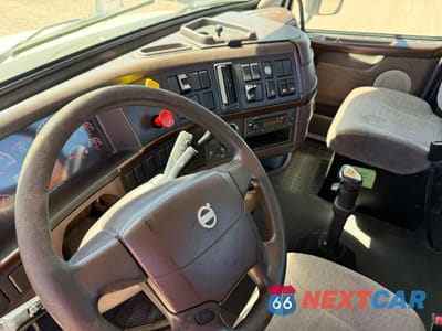Zdjęcie 9 z 11 samochodu: 2014 VOLVO VNL TRUCKS SEMI TRUCK VIN:4V4NC9EH8EN146189 - miniatura