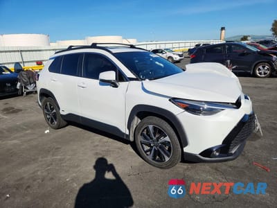 Czwarte zdjęcie samochodu z boku: 2023 TOYOTA COROLLA CROSS HYBRID XSE VIN:7MUFBABG1PV006164 - miniatura