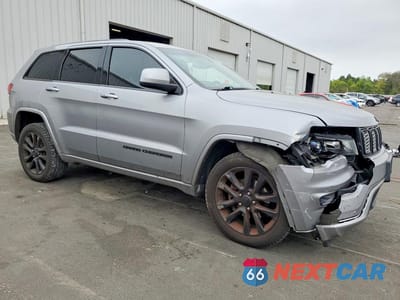 Czwarte zdjęcie samochodu z boku: 2018 JEEP GRAND CHEROKEE LAREDO VIN:1C4RJFAG1JC449030 - miniatura