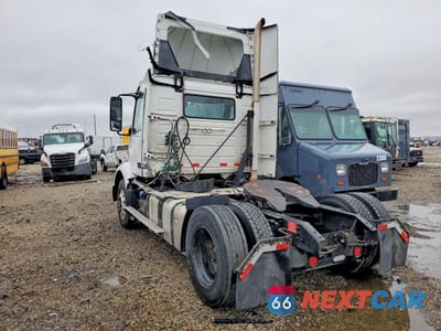 Trzecie zdjęcie samochodu z tyłu: 2020 VOLVO VNR SEMI TRUCK VIN:4V4W19EGXLN245496 - miniatura