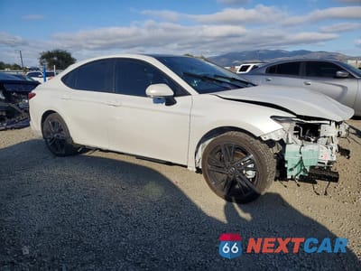 Czwarte zdjęcie samochodu z boku: 2025 TOYOTA CAMRY XSE VIN:4T1DBADK6SU533359 - miniatura