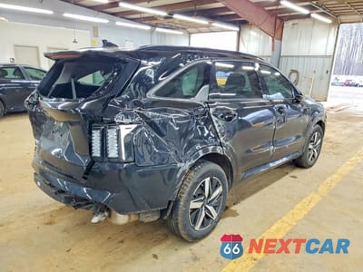 Trzecie zdjęcie samochodu z tyłu: 2023 KIA SORENTO S VIN:5XYRL4LC0PG247079 - miniatura