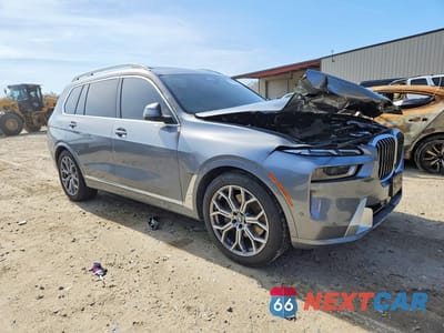 Czwarte zdjęcie samochodu z boku: 2025 BMW X7 XDRIVE40I VIN:5UX23EM06S9X07186 - miniatura