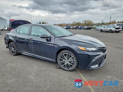 Czwarte zdjęcie samochodu z boku: 2022 TOYOTA CAMRY HYBRID SE VIN:4T1G31AKXNU595950 - miniatura