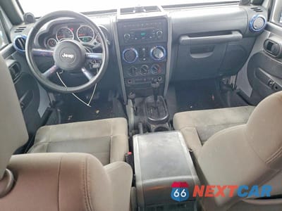 Zdjęcie 8 z 11 samochodu: 2010 JEEP WRANGLER UNLIMITED SAHARA VIN:1J4BA5H16AL101702 - miniatura