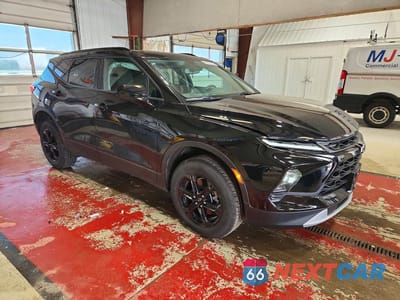Czwarte zdjęcie samochodu z boku: 2026 CHEVROLET BLAZER 2LT VIN:3GNKBHR43TS122217 - miniatura