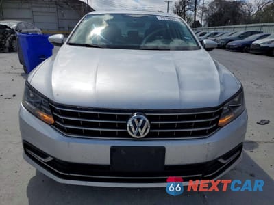Piąte zdjęcie samochodu w środku: 2018 VOLKSWAGEN PASSAT SE VIN:1VWBA7A34JC052316 - miniatura