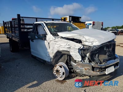 Czwarte zdjęcie samochodu z boku: 2022 FORD F550 SUPER DUTY VIN:1FDUF5GN8NDA27201 - miniatura
