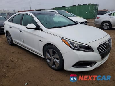 Czwarte zdjęcie samochodu z boku: 2017 HYUNDAI SONATA HYBRID LIMITED VIN:KMHE34L15HA053934 - miniatura