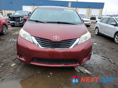 Piąte zdjęcie samochodu w środku: 2014 TOYOTA SIENNA LE 8-PASSENGER VIN:5TDKK3DC6ES483541 - miniatura