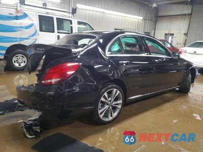 Trzecie zdjęcie samochodu z tyłu: 2018 MERCEDES-BENZ C 300 4MATIC VIN:55SWF4KB0JU245476 - miniatura