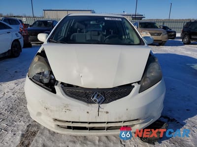 Piąte zdjęcie samochodu w środku: 2013 HONDA FIT LX VIN:LUCGE8H57D3000348 - miniatura