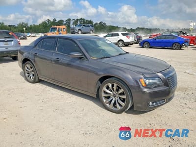 Czwarte zdjęcie samochodu z boku: 2014 CHRYSLER 300 S VIN:2C3CCABG9EH376711 - miniatura
