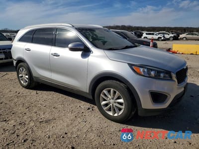 Czwarte zdjęcie samochodu z boku: 2016 KIA SORENTO LX VIN:5XYPG4A37GG043698 - miniatura