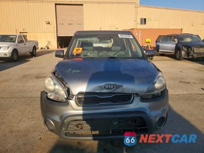 Piąte zdjęcie samochodu w środku: 2013 KIA SOUL BASE VIN:KNDJT2A56D7596598 - miniatura
