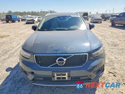 Piąte zdjęcie samochodu w środku: 2021 VOLVO XC40 T5 MOMENTUM VIN:YV4162UK7M2483892 - miniatura