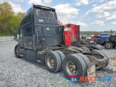 Trzecie zdjęcie samochodu z tyłu: 2021 VOLVO VNL SEMI TRUCK VIN:4V4NC9EG0MN271743 - miniatura