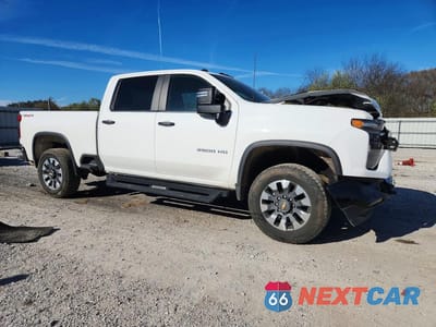 Czwarte zdjęcie samochodu z boku: 2023 CHEVROLET SILVERADO K2500 CUSTOM VIN:2GC4YME78P1704971 - miniatura