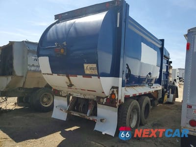 Czwarte zdjęcie samochodu z boku: 2010 MACK LEU613 REFUSE TRUCK VIN:1M2AU02C4AM003408 - miniatura