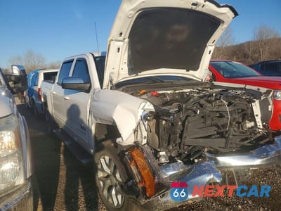 Czwarte zdjęcie samochodu z boku: 2018 CHEVROLET SILVERADO C1500 LT VIN:3GCUCRER9JG306955 - miniatura