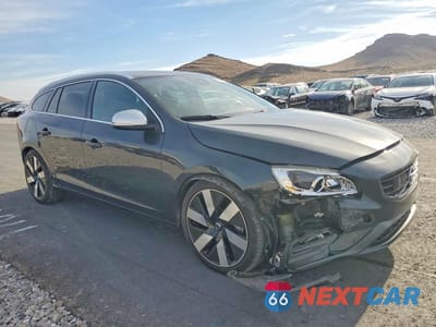 Czwarte zdjęcie samochodu z boku: 2015 VOLVO V60 R DESIGN VIN:YV1902SS7F1264038 - miniatura