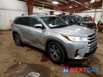 Czwarte zdjęcie samochodu z boku: 2017 TOYOTA HIGHLANDER LE VIN:5TDBZRFH2HS382461 - miniatura