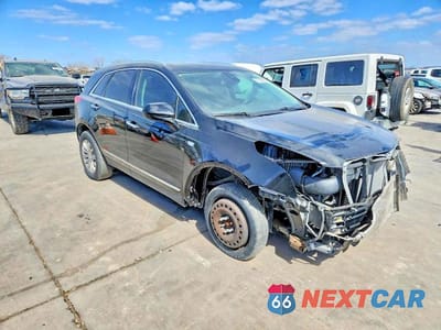 Czwarte zdjęcie samochodu z boku: 2019 CADILLAC XT5 LUXURY VIN:1GYKNCRS0KZ112080 - miniatura