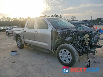 Czwarte zdjęcie samochodu z boku: 2024 TOYOTA TUNDRA CREWMAX SR VIN:5TFKB5DB5RX175974 - miniatura