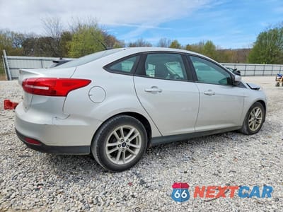 Trzecie zdjęcie samochodu z tyłu: 2018 FORD FOCUS SE VIN:1FADP3F26JL327290 - miniatura