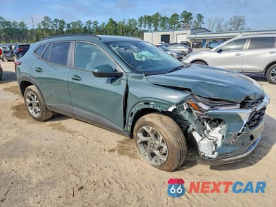 Czwarte zdjęcie samochodu z boku: 2025 CHEVROLET TRAX 1LT VIN:KL77LHEPXSC299473 - miniatura