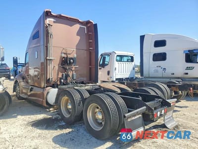 Trzecie zdjęcie samochodu z tyłu: 2016 KENWORTH CONSTRUCTION T680 VIN:1XKYDP9X4GJ492010 - miniatura