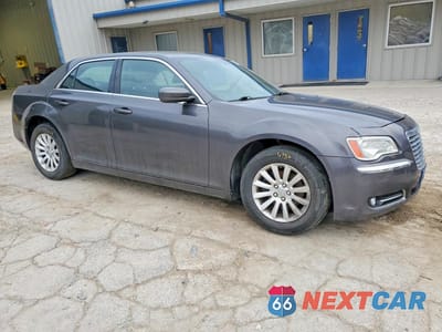 Czwarte zdjęcie samochodu z boku: 2013 CHRYSLER 300 VIN:2C3CCAAGXDH707506 - miniatura